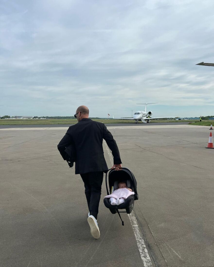 Η Ρόζι Χάντινγκτον Γουάιτλι θηλάζει την κόρη της μπροστά στον καθρέφτη