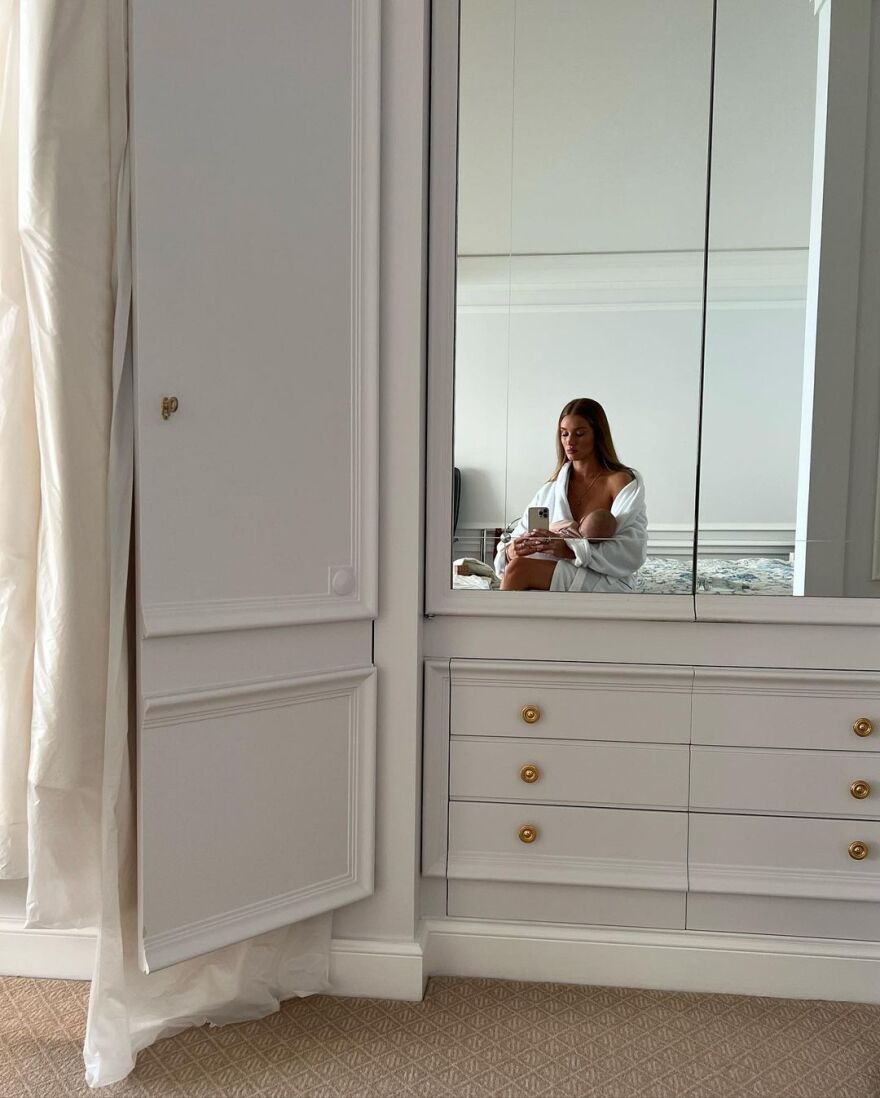 Η Ρόζι Χάντινγκτον Γουάιτλι θηλάζει την κόρη της μπροστά στον καθρέφτη