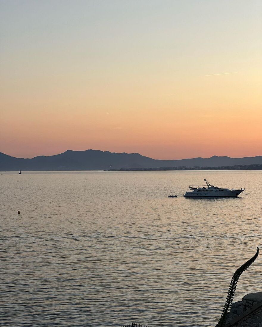 Η Ρόζι Χάντινγκτον Γουάιτλι θηλάζει την κόρη της μπροστά στον καθρέφτη