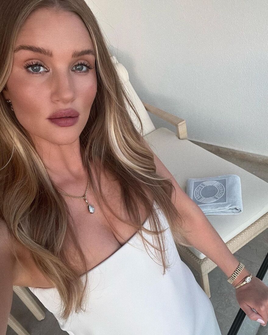 Η Ρόζι Χάντινγκτον Γουάιτλι θηλάζει την κόρη της μπροστά στον καθρέφτη