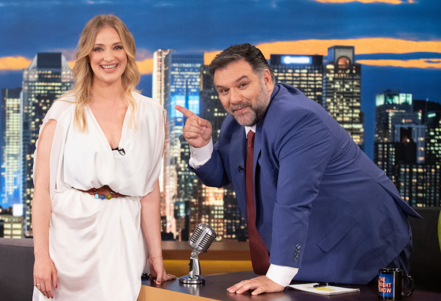 Ο Γρηγόρης Αρναούτογλου υποδέχεται στο «The 2Night Show» τη Λένα Δροσάκη και τον Λάμπρο Φισφή