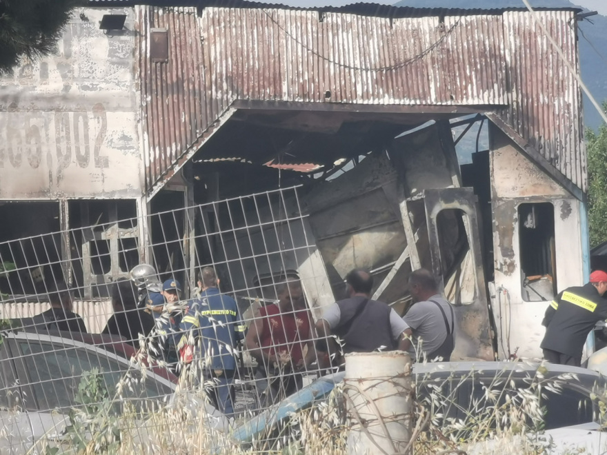 Θέρμη: Πυρκαγιά έκανε «στάχτες» φανοποιείο - Τρομακτικές εικόνες από μαύρους καπνούς