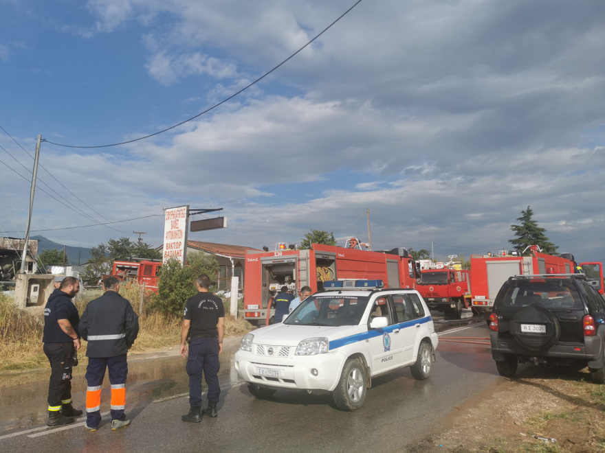 Θέρμη: Πυρκαγιά έκανε «στάχτες» φανοποιείο - Τρομακτικές εικόνες από μαύρους καπνούς