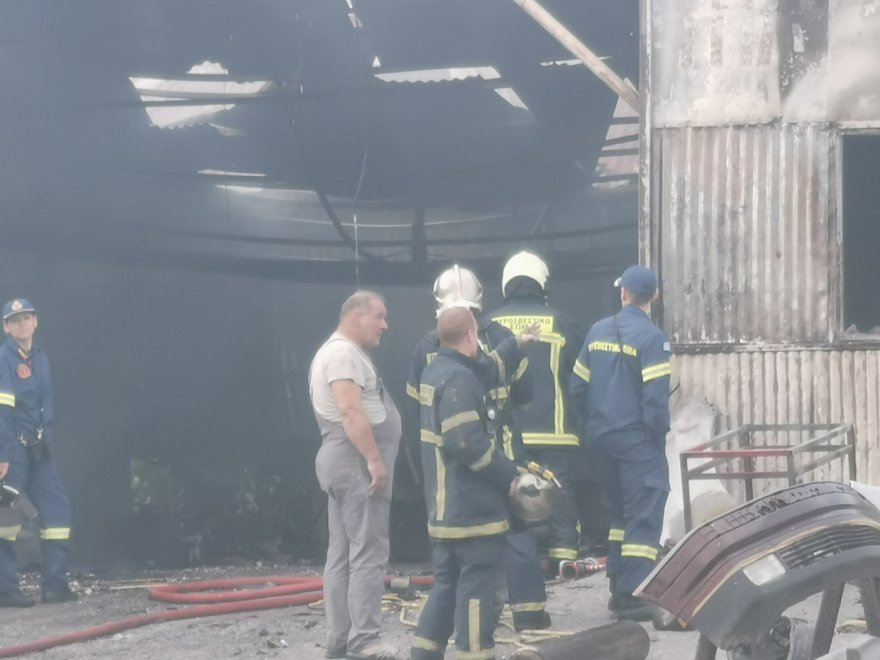 Θέρμη: Πυρκαγιά έκανε «στάχτες» φανοποιείο - Τρομακτικές εικόνες από μαύρους καπνούς