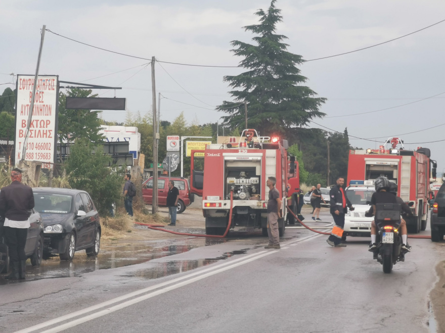 Θέρμη: Πυρκαγιά έκανε «στάχτες» φανοποιείο - Τρομακτικές εικόνες από μαύρους καπνούς
