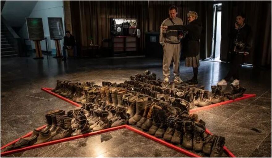 Πόλεμος στην Ουκρανία: Εκθέματα τα κατεστραμμένα ρωσικά τανκς στην καρδιά του Κιέβου