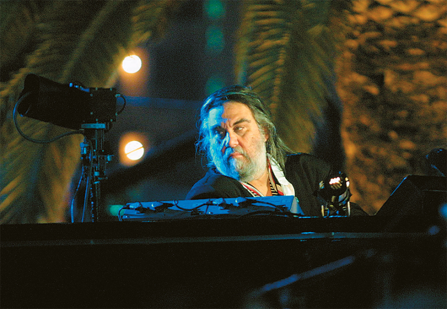 Vangelis: Ο Έλληνας που άλλαξε τους δρόμους της μουσικής