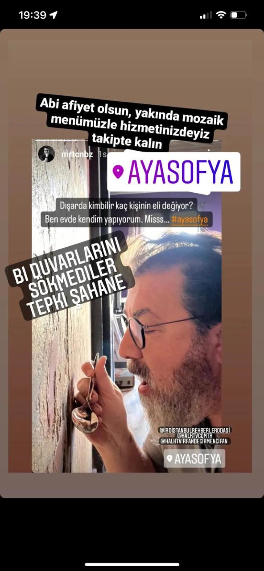 Εικόνα ντροπής στην Αγιά Σοφιά: Ξύνουν τους τοίχους και παίρνουν κομμάτια για ενθύμια