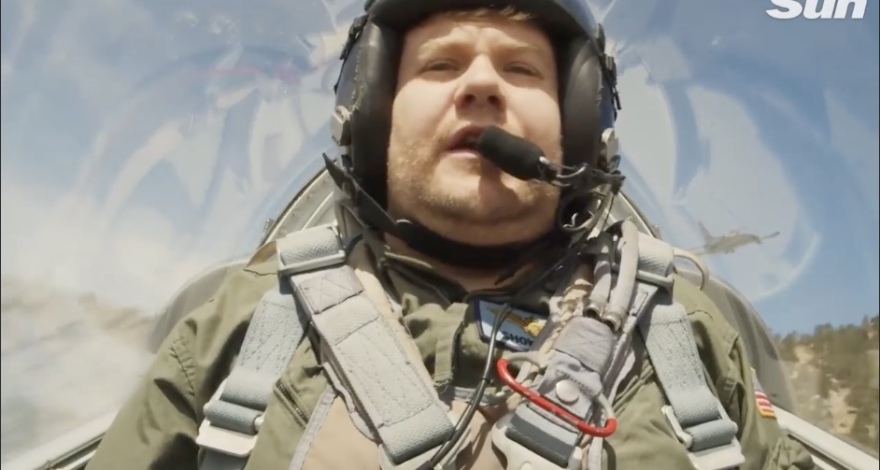 Ο Τομ Κρουζ με συγκυβερνήτη τον Τζέιμς Κόρντεν σε μια πτήση τρόμου με Top Gun ακροβατικά - Δείτε βίντεο