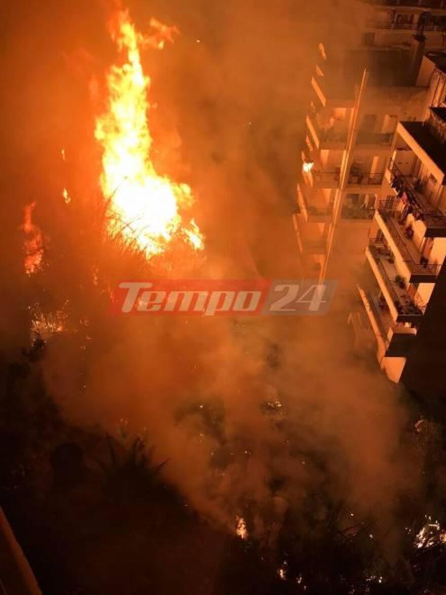 Υπό έλεγχο η φωτιά στην Αρόη της Πάτρας - Νερό με λάστιχα και κουβάδες από τα μπαλκόνια έριχναν οι κάτοικοι