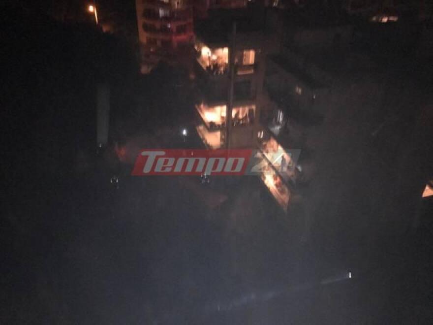 Υπό έλεγχο η φωτιά στην Αρόη της Πάτρας - Νερό με λάστιχα και κουβάδες από τα μπαλκόνια έριχναν οι κάτοικοι