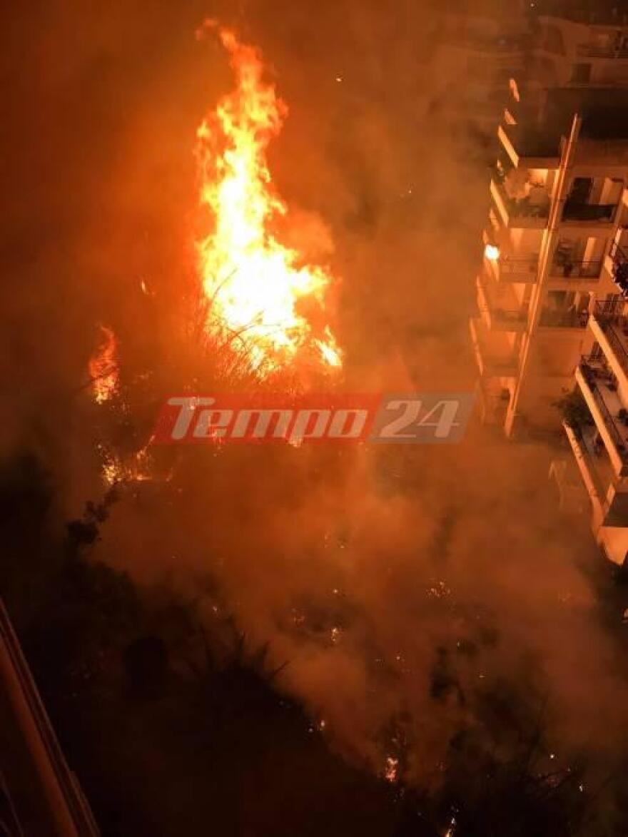 Υπό έλεγχο η φωτιά στην Αρόη της Πάτρας - Νερό με λάστιχα και κουβάδες από τα μπαλκόνια έριχναν οι κάτοικοι