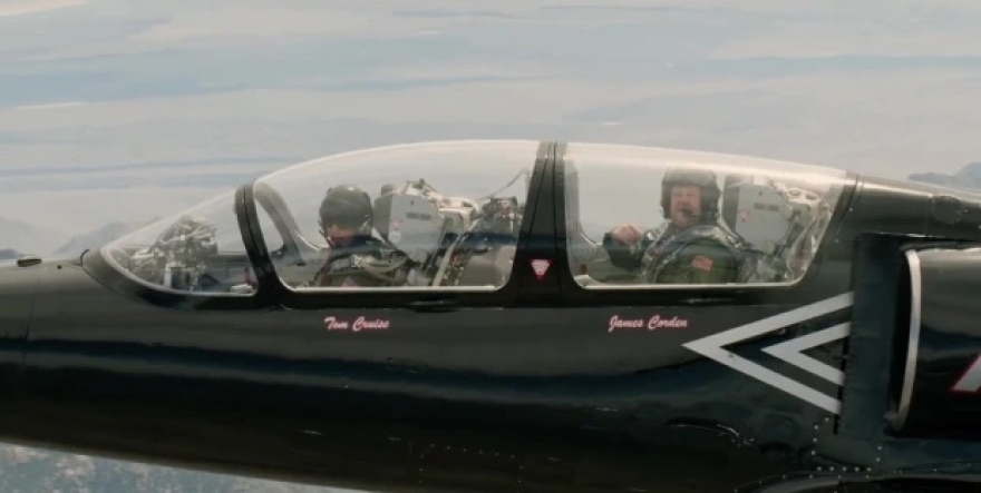 Ο Τομ Κρουζ με συγκυβερνήτη τον Τζέιμς Κόρντεν σε μια πτήση τρόμου με Top Gun ακροβατικά - Δείτε βίντεο