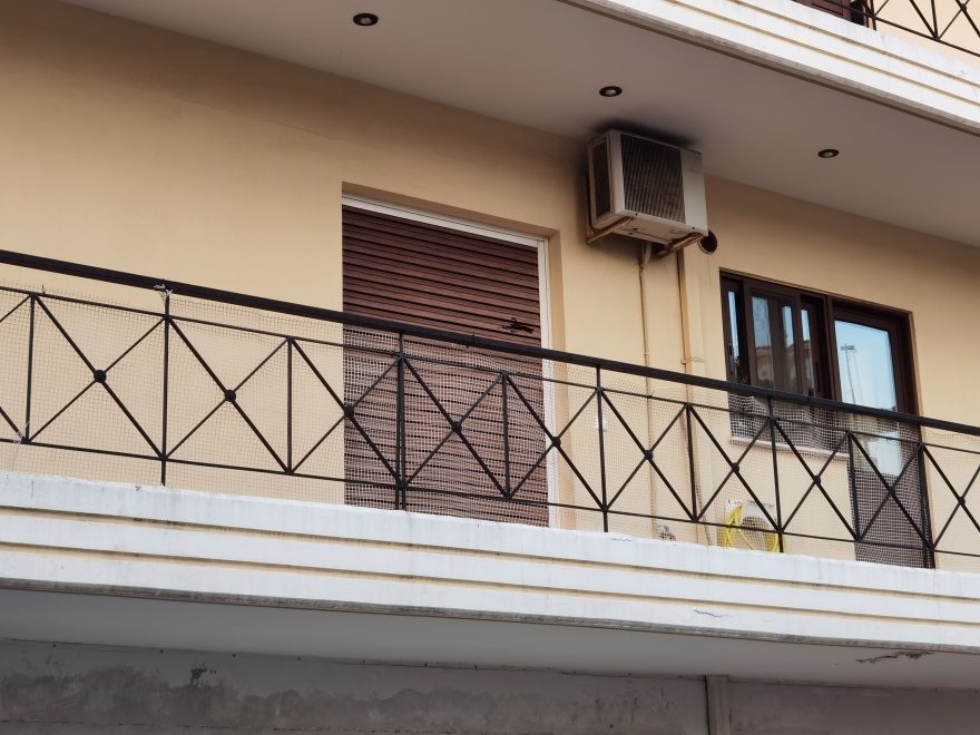 Ζεφύρι: Αδέσποτη σφαίρα έπεσε σε διαμέρισμα οικογένειας