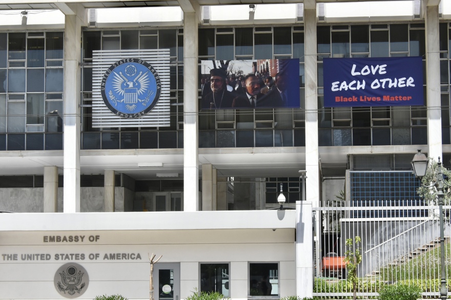 Μακελειό σε δημοτικό στο Τέξας: Μεσίστια η σημαία των ΗΠΑ στην Αμερικανική Πρεσβεία της Αθήνας