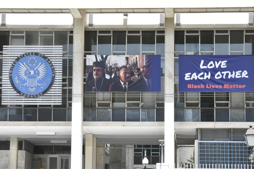 Μακελειό σε δημοτικό στο Τέξας: Μεσίστια η σημαία των ΗΠΑ στην Αμερικανική Πρεσβεία της Αθήνας