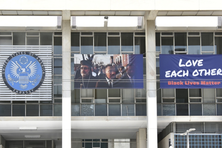 Μακελειό σε δημοτικό στο Τέξας: Μεσίστια η σημαία των ΗΠΑ στην Αμερικανική Πρεσβεία της Αθήνας