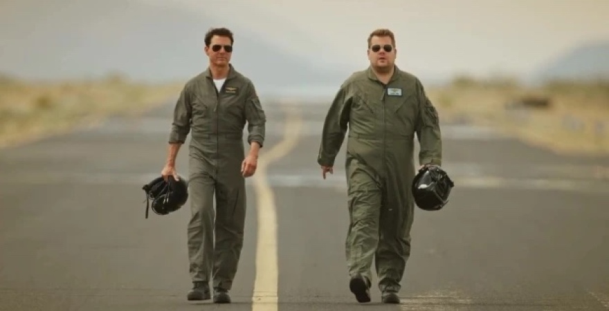 Ο Τομ Κρουζ με συγκυβερνήτη τον Τζέιμς Κόρντεν σε μια πτήση τρόμου με Top Gun ακροβατικά - Δείτε βίντεο