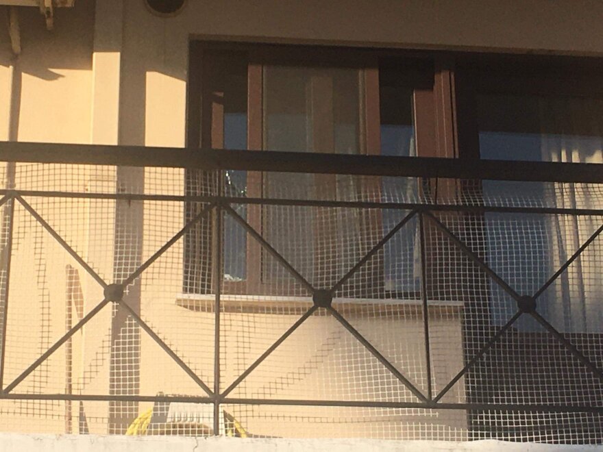 Ζεφύρι: «Ήταν η τρίτη σφαίρα που βρίσκουμε τον τελευταίο χρόνο», λέει ο ιδιοκτήτης του σπιτιού στο Ζεφύρι