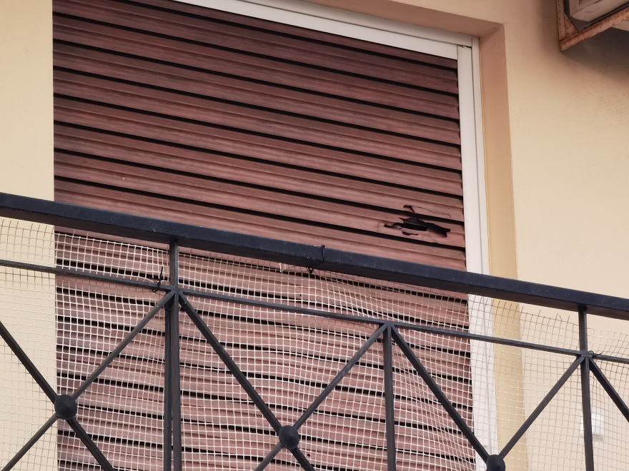 Ζεφύρι: Αδέσποτη σφαίρα έπεσε σε διαμέρισμα οικογένειας