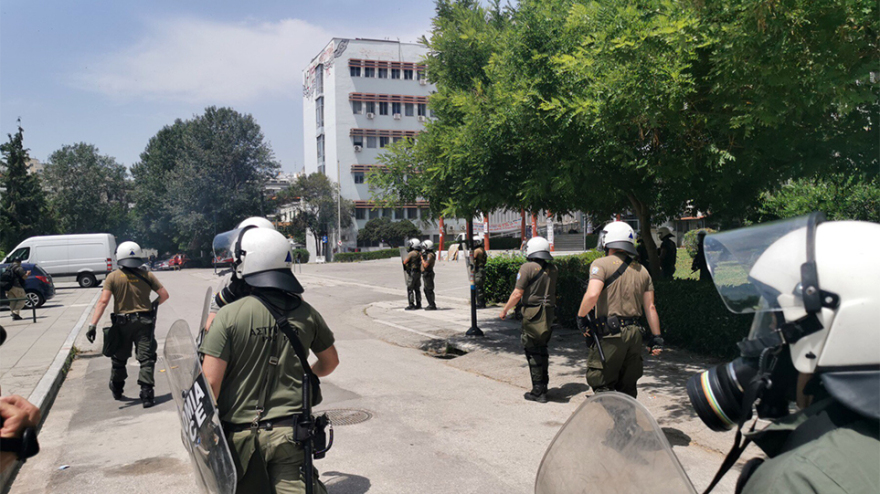 Νέα επεισόδια στο ΑΠΘ -  Πέταξαν πέτρες και μάρμαρα στους αστυνομικούς, που απάντησαν με χημικά