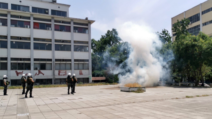 Νέα επεισόδια στο ΑΠΘ -  Πέταξαν πέτρες και μάρμαρα στους αστυνομικούς, που απάντησαν με χημικά