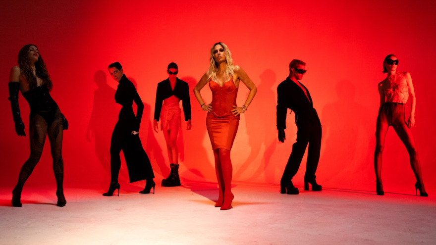 Αίμα: Η Άννα Βίσση επιστρέφει με τραγούδι του Νίκου Καρβέλα