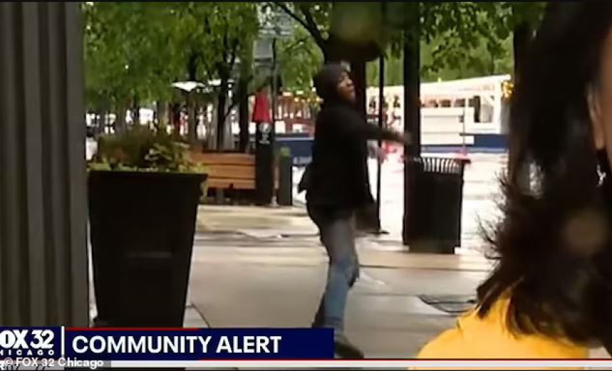 Έβγαλε όπλο on camera στο συνεργείο του Fox News που έκανε ρεπορτάζ για… τα όπλα στο Σικάγο