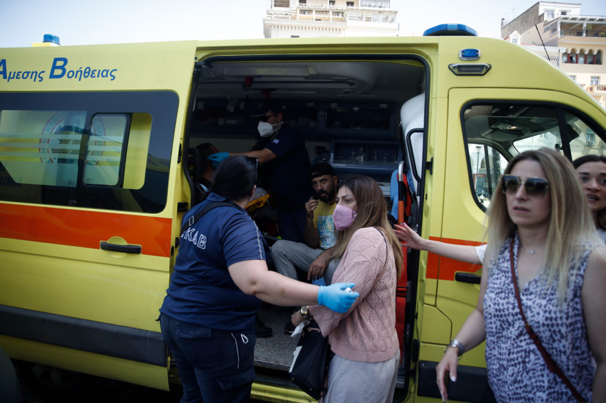 Δύο διασωληνωμένοι από τη φωτιά σε κτίριο στο κέντρο της Θεσσαλονίκης