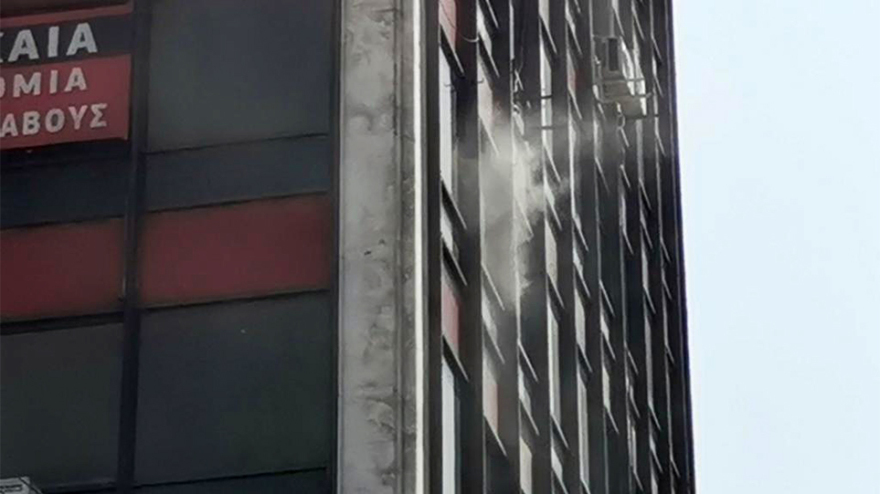 Δύο διασωληνωμένοι από τη φωτιά σε κτίριο στο κέντρο της Θεσσαλονίκης