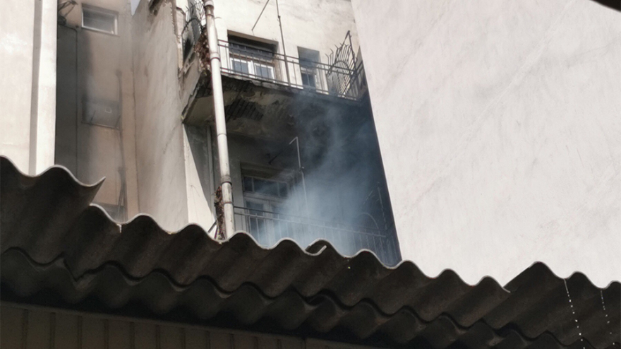 Δύο διασωληνωμένοι από τη φωτιά σε κτίριο στο κέντρο της Θεσσαλονίκης