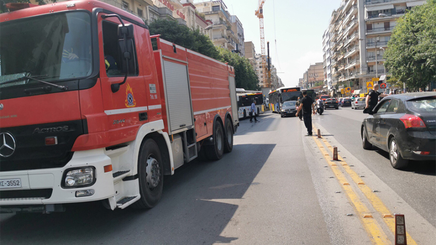 Δύο διασωληνωμένοι από τη φωτιά σε κτίριο στο κέντρο της Θεσσαλονίκης