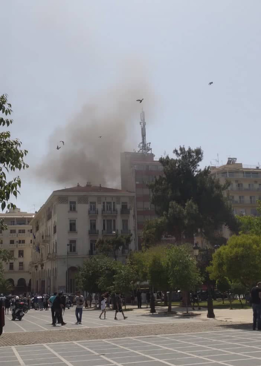 Δύο διασωληνωμένοι από τη φωτιά σε κτίριο στο κέντρο της Θεσσαλονίκης