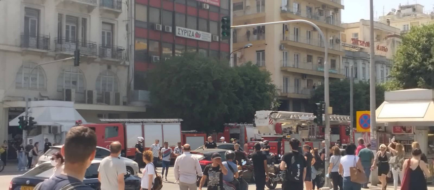 Δύο διασωληνωμένοι από τη φωτιά σε κτίριο στο κέντρο της Θεσσαλονίκης