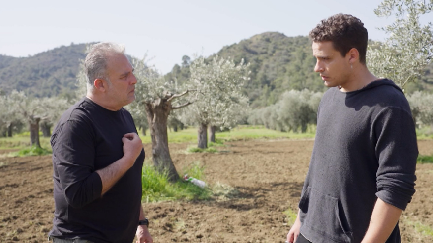 Η Γη της Ελιάς: Ο Ισίδωρος συναντά για πρώτη φορά τη μικρή Αγγελική