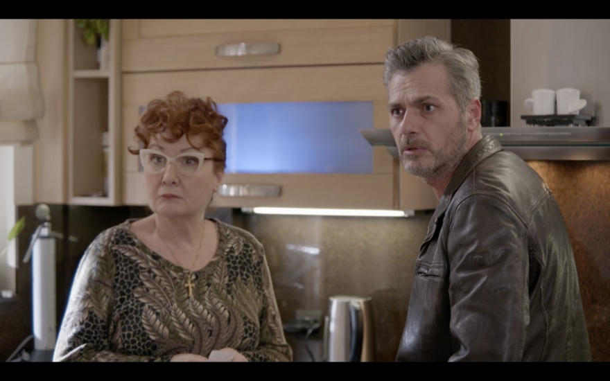 Άσε μας ρε μαμά: Η Έλλη και η Ρωξάνη αποφασίζουν να σταματήσουν τον Δημήτρη για να μην ταξιδέψει στη Δανία