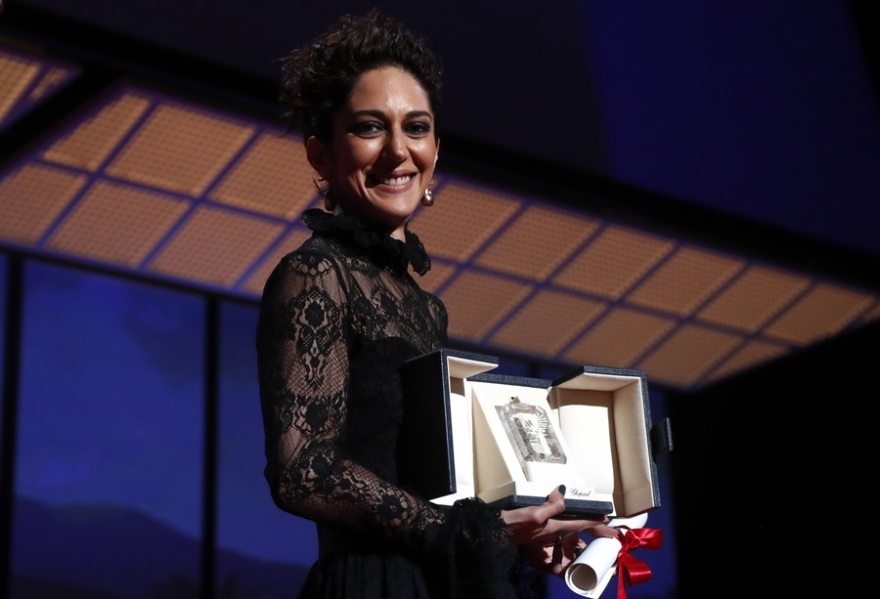 Φεστιβάλ Καννών: Ο απίθανος χορός της Έλεν Μίρεν με την Άντι ΜακΝτάουλ στο κόκκινο χαλί