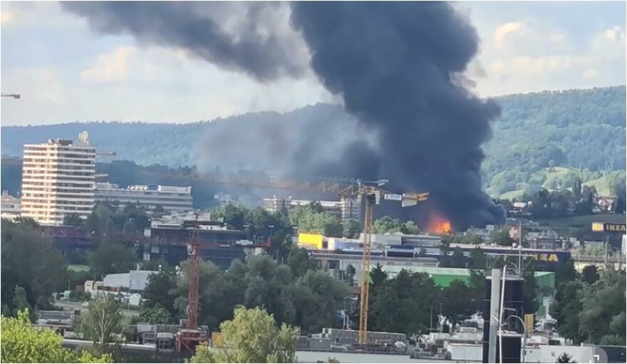 Ελβετία: Μεγάλη φωτιά σε βιομηχανικό κτίριο έξω από τη Ζυρίχη