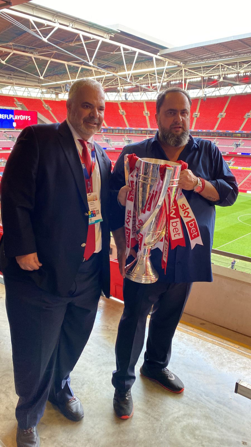  Ο Βαγγέλης Μαρινάκης πανηγυρίζει μαζί με τον γιο του Μιλτιάδη τη νίκη της Νότιγχαμ στο Γουέμπλεϊ 