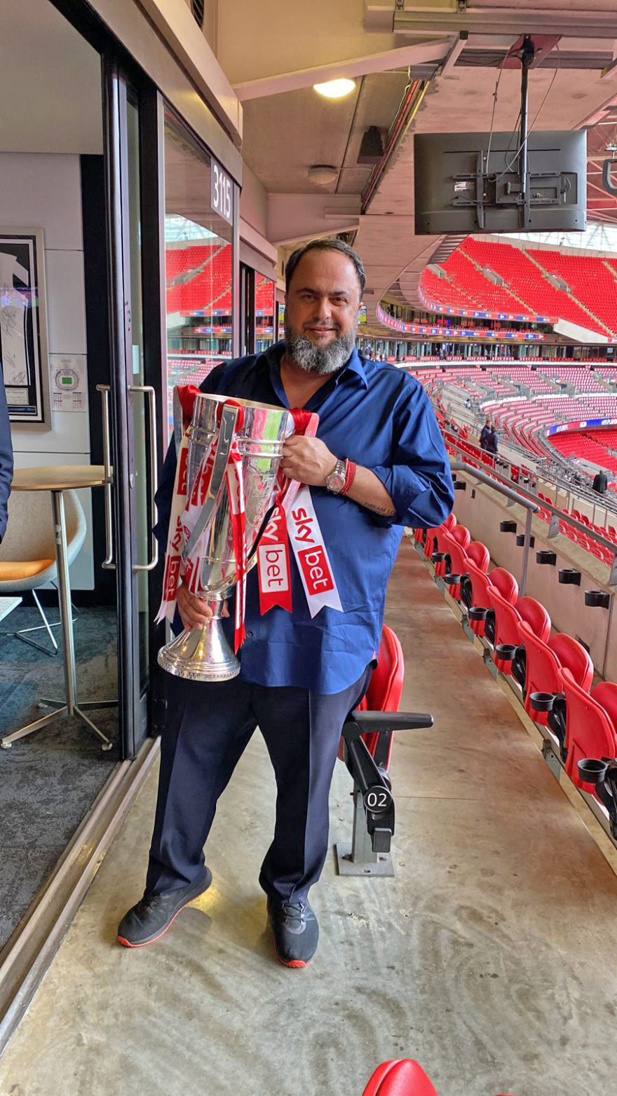  Ο Βαγγέλης Μαρινάκης πανηγυρίζει μαζί με τον γιο του Μιλτιάδη τη νίκη της Νότιγχαμ στο Γουέμπλεϊ 