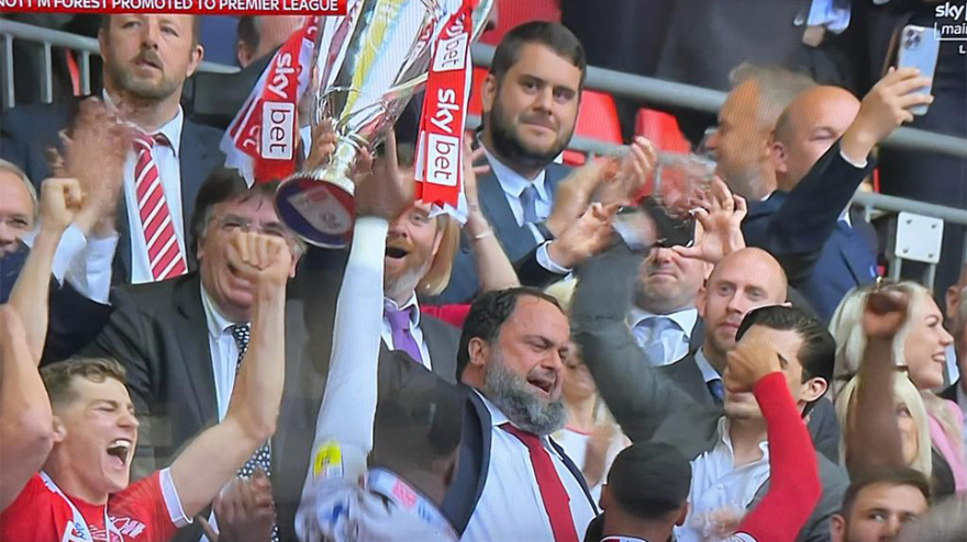  Ο Βαγγέλης Μαρινάκης πανηγυρίζει μαζί με τον γιο του Μιλτιάδη τη νίκη της Νότιγχαμ στο Γουέμπλεϊ 