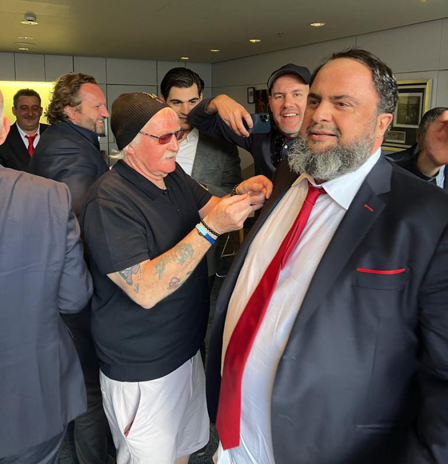  Ο Βαγγέλης Μαρινάκης πανηγυρίζει μαζί με τον γιο του Μιλτιάδη τη νίκη της Νότιγχαμ στο Γουέμπλεϊ 