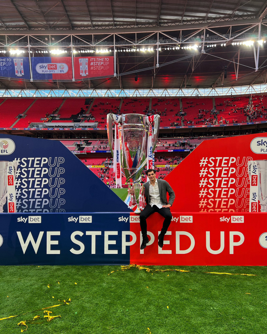  Ο Βαγγέλης Μαρινάκης πανηγυρίζει μαζί με τον γιο του Μιλτιάδη τη νίκη της Νότιγχαμ στο Γουέμπλεϊ 