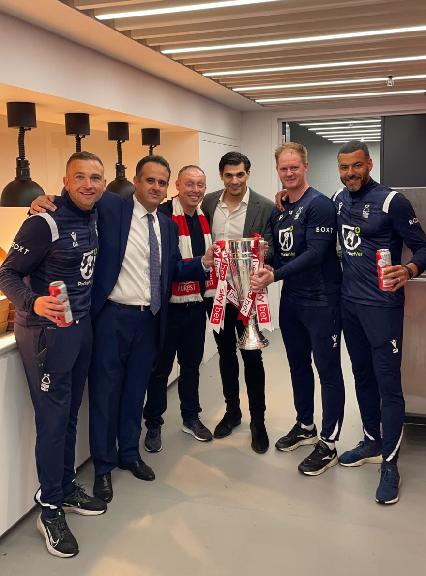  Ο Βαγγέλης Μαρινάκης πανηγυρίζει μαζί με τον γιο του Μιλτιάδη τη νίκη της Νότιγχαμ στο Γουέμπλεϊ 