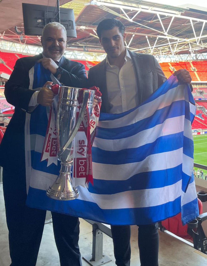  Ο Βαγγέλης Μαρινάκης πανηγυρίζει μαζί με τον γιο του Μιλτιάδη τη νίκη της Νότιγχαμ στο Γουέμπλεϊ 