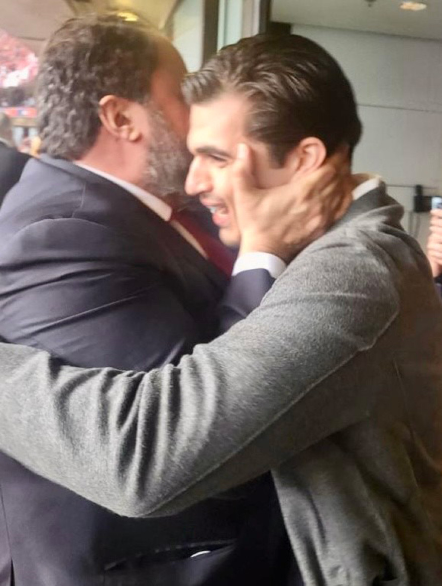  Ο Βαγγέλης Μαρινάκης πανηγυρίζει μαζί με τον γιο του Μιλτιάδη τη νίκη της Νότιγχαμ στο Γουέμπλεϊ 