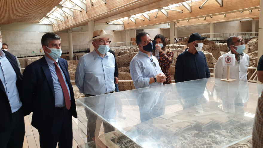 «Μαγεμένοι» από τη Σαντορίνη ο υπουργός Επενδύσεων και πανίσχυροι επιχειρηματίες της Σαουδικής Αραβίας  που ήρθαν για μπίζνες στην Ελλάδα