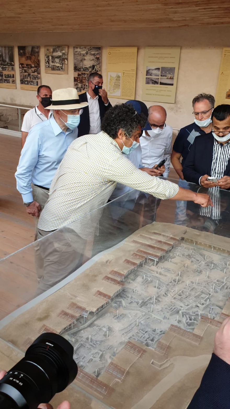 «Μαγεμένοι» από τη Σαντορίνη ο υπουργός Επενδύσεων και πανίσχυροι επιχειρηματίες της Σαουδικής Αραβίας  που ήρθαν για μπίζνες στην Ελλάδα