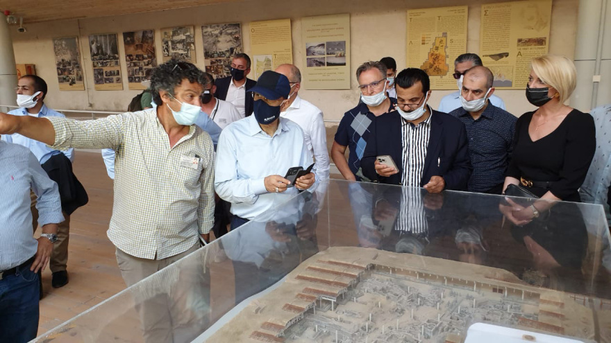 «Μαγεμένοι» από τη Σαντορίνη ο υπουργός Επενδύσεων και πανίσχυροι επιχειρηματίες της Σαουδικής Αραβίας  που ήρθαν για μπίζνες στην Ελλάδα