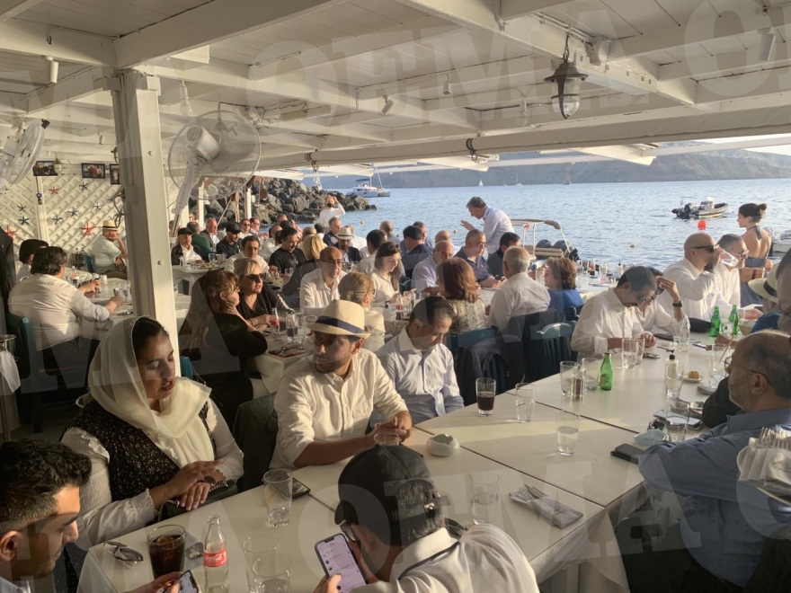 «Μαγεμένοι» από τη Σαντορίνη ο υπουργός Επενδύσεων και πανίσχυροι επιχειρηματίες της Σαουδικής Αραβίας  που ήρθαν για μπίζνες στην Ελλάδα
